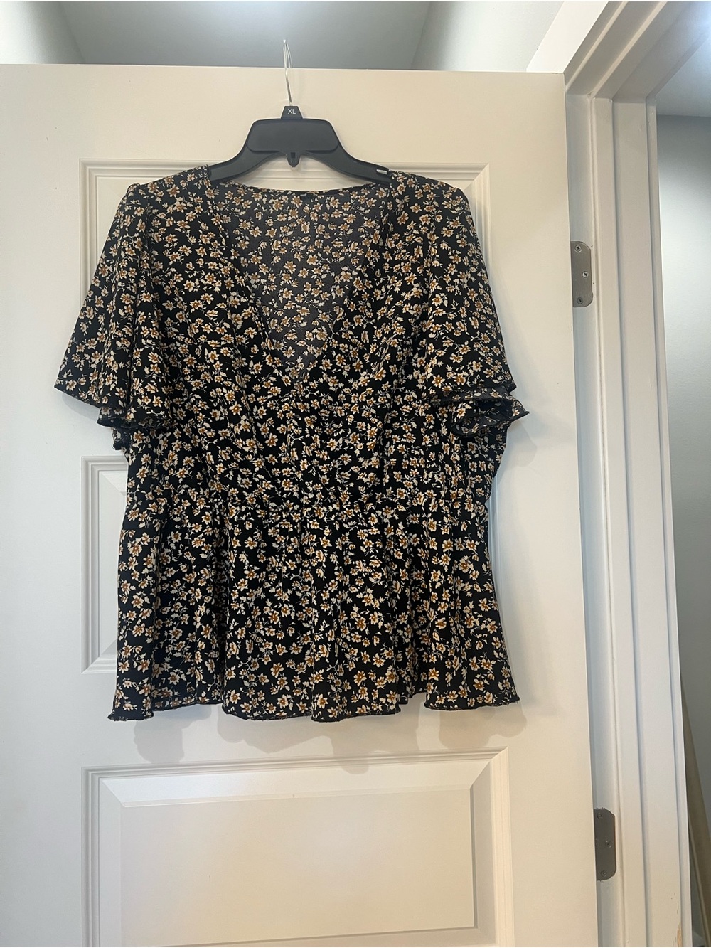SHEIN Women’s Black Floral Surplice V-Neck Flutter Sleeve Peplum Blouse
